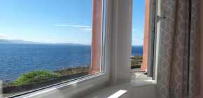 Captivating 1-Bed Apartment sea views in innellan